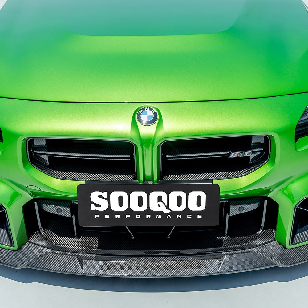 SOOQOO carbon fibre Front Grille V3 installed on BMW M2 (G87), straight front view on green car