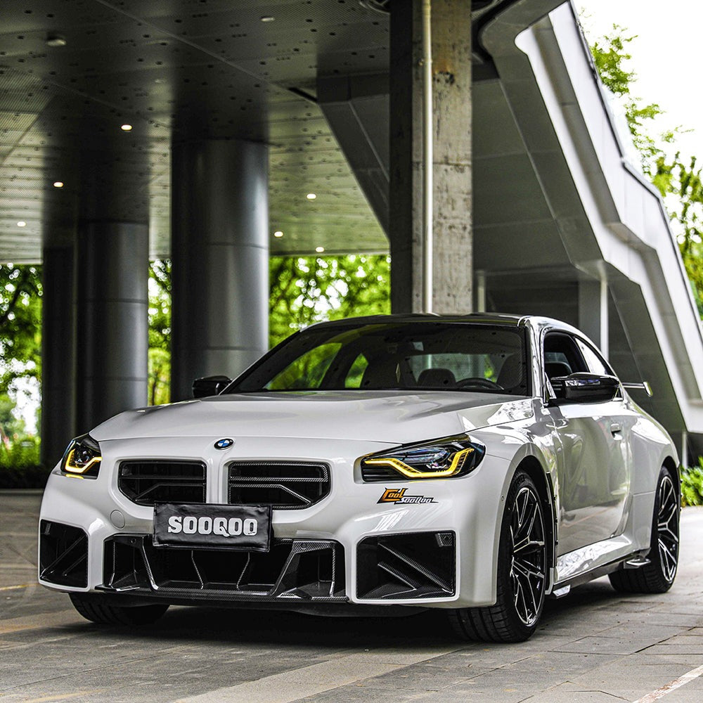 SOOQOO carbon fibre Front Grille V2 installed on BMW M2 (G87), front three-quarter outdoor view on white car