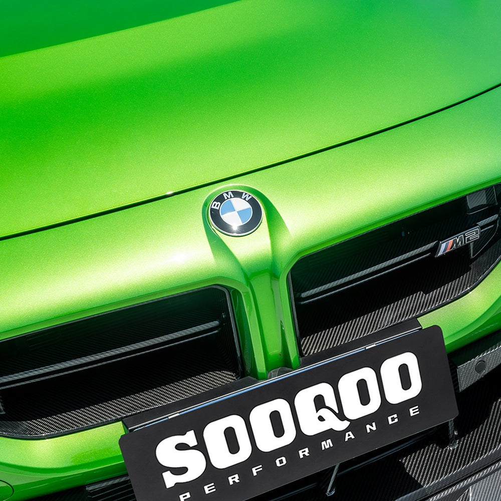 SOOQOO carbon fibre Front Grille V3 on BMW M2 (G87), front close-up detail on green car